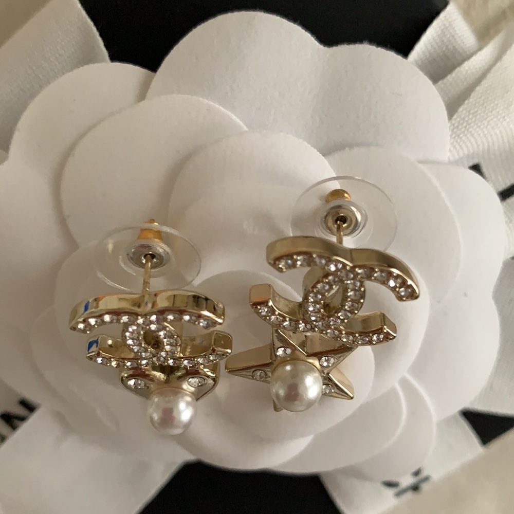 LAST CHANCE SALE❤️❤️❤️
Chanel Crystal Star and Heart Stud Earrings - Picture 4 of 12